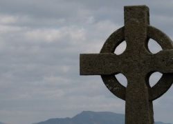 Keltenkreuz auf dem Dach eines irischen Klosters.