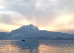 Der Pilatus, von der Halbinsel Hertenstein gesehen.